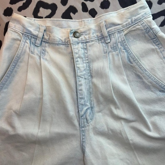 Vintage Pleated Denim Shorts – Size 6 🌟(Bill Blass) - Picture 2 of 10